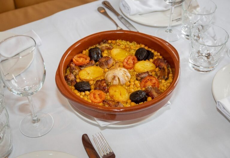 Plato de arroz socarrón al horno con ingredientes tradicionales