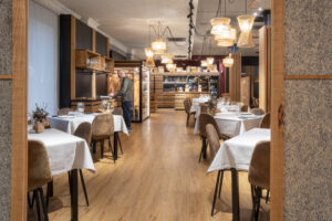 Interior del asador Abadesa con mesas y decoración moderna