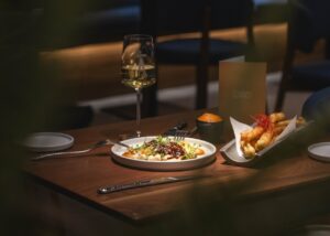 Plato de calçots en Barra Alta Madrid con salsa romesco y vino