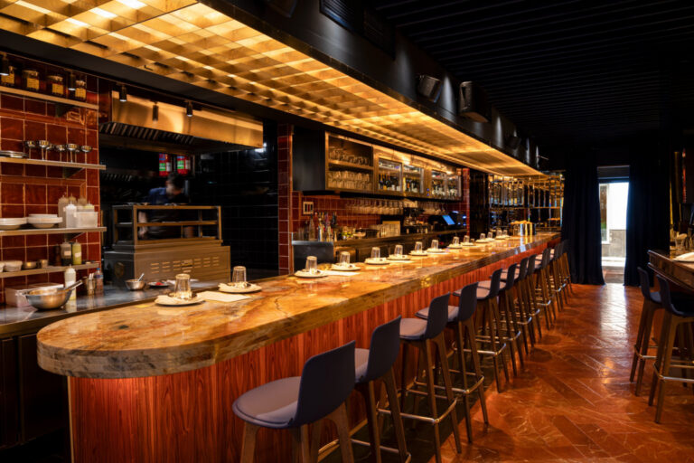 Vista de la barra de 14 metros en el restaurante Gloria en Sevilla