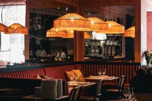 Interior del restaurante Batea con lámparas y decoración acogedora