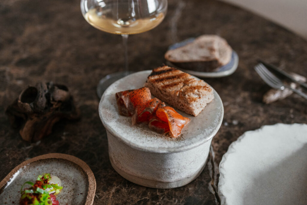 Plato del menú Sizigia en Bistronómika con pescado y pan tostado