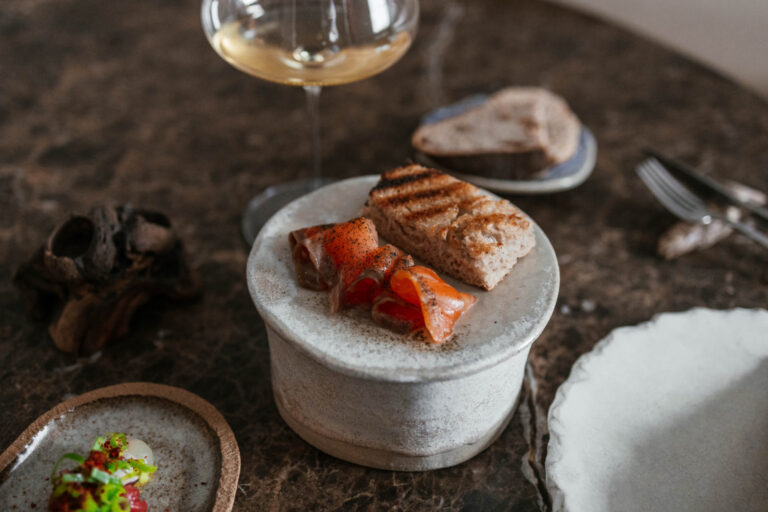 Plato del menú Sizigia en Bistronómika con pescado y pan tostado