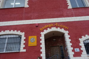 Fachada de la bodega Alcovi en la Sierra de Espadán