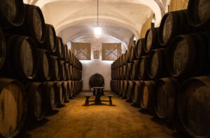 Interior de la bodega Alvear con barricas de vino