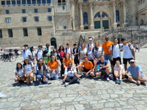 Grupo de jóvenes en el Camino de Santiago, participando en un programa educativo