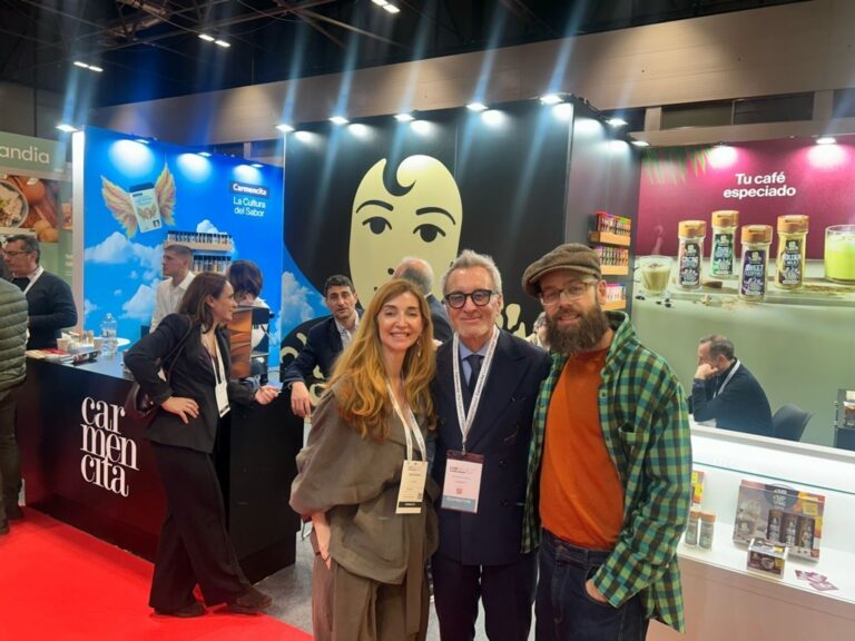 Stand de Carmencita en la feria HIP con asistentes y productos