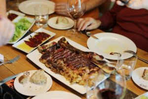Plato de carne de vaca con guarnición en un restaurante