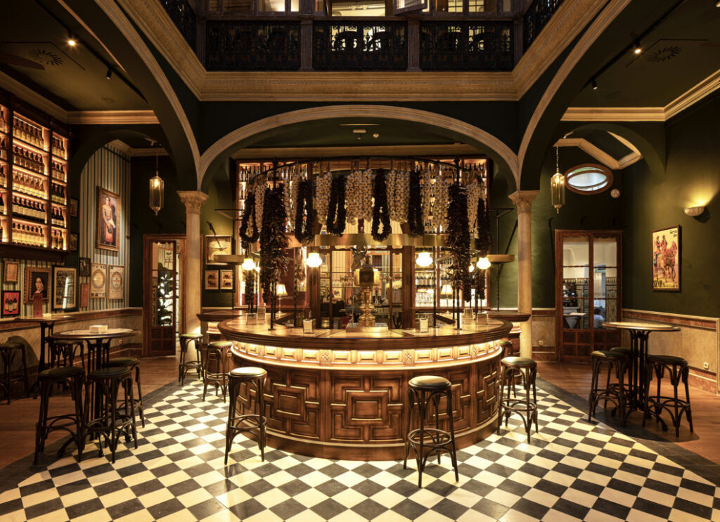 Interior del bar de Casa Inquieta en Sevilla con decoración andaluza