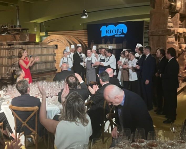 Cena de gala en el centenario de Rioja con chefs y asistentes