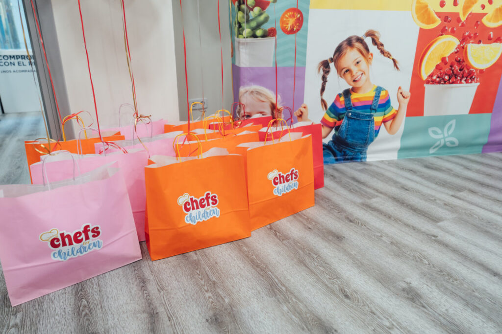 Bolsas de ChefsForChildren en un taller de cocina para niños
