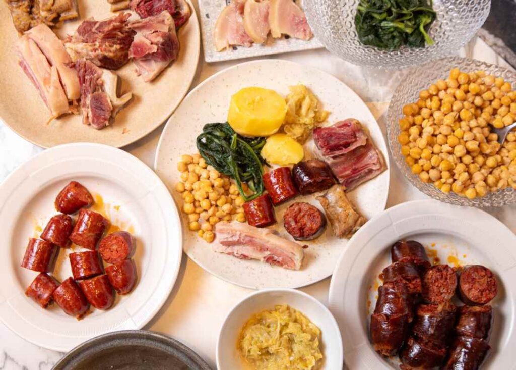 Plato de cocido gallego con carne, garbanzos y verduras