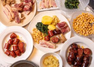 Plato de cocido gallego con carne, garbanzos y verduras
