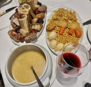 Plato de cocido madrileño con sopa, garbanzos y carne