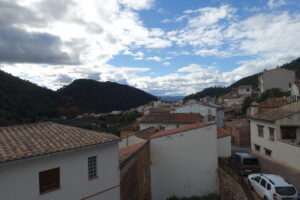 Vista panorámica de un pueblo en el interior de Castellón con montañas al fondo