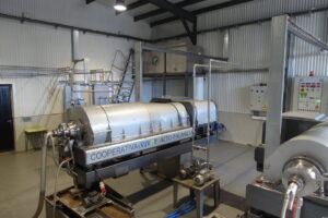 Máquina de extracción de aceite en la Cooperativa de Viver, Castellón.