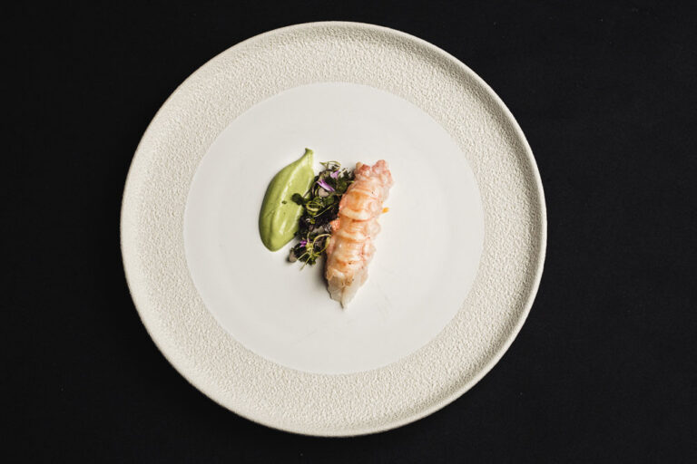 Plato del nuevo menú del Corral de la Morería con mariscos y salsa verde