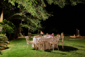 Mesa elegantemente dispuesta en la Dehesa de los Canónigos por la noche