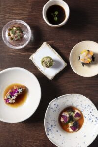 Presentación artística de platos en un restaurante de Madrid