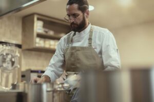 Chef Rubén Mosquero trabajando en la cocina del restaurante EMi en Madrid