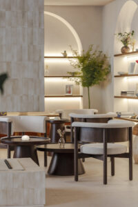 Interior del restaurante EMi en Madrid con sillas y mesas elegantes.