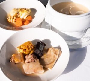 Plato de escudella i carn d'olla con carne y verduras