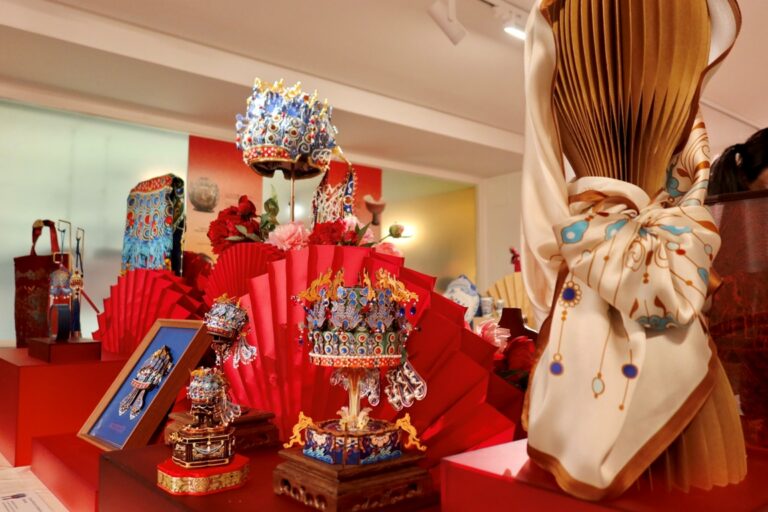 Piezas de arte y decoración en la exposición cultural china en Madrid