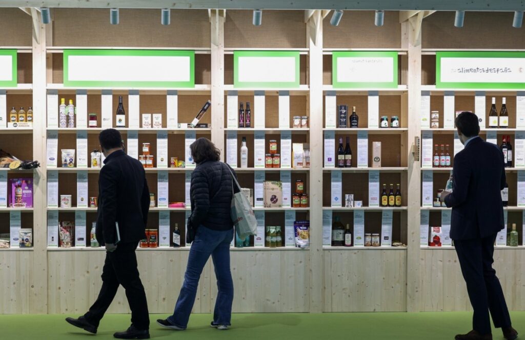 Visitantes observando productos ecológicos en la feria Alimentaria 2026.
