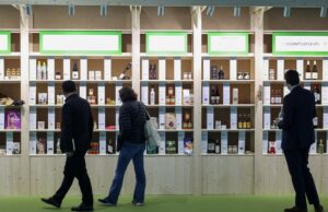 Visitantes observando productos ecológicos en la feria Alimentaria 2026.