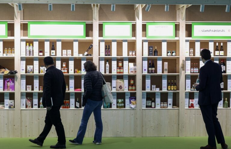 Visitantes observando productos ecológicos en la feria Alimentaria 2026.