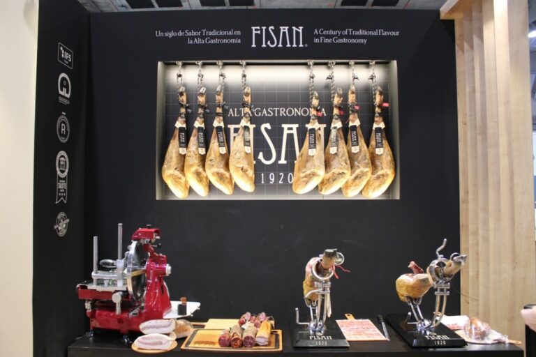 Stand de Fisan en Madrid Fusión con jamones ibéricos exhibidos