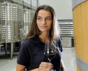 Graciela Palacios sosteniendo una copa de vino en bodega