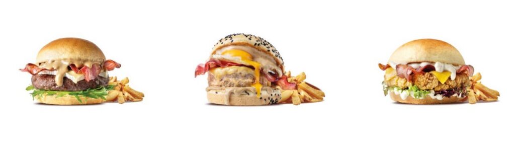 Tres hamburguesas gourmet con ingredientes variados y papas fritas al lado.