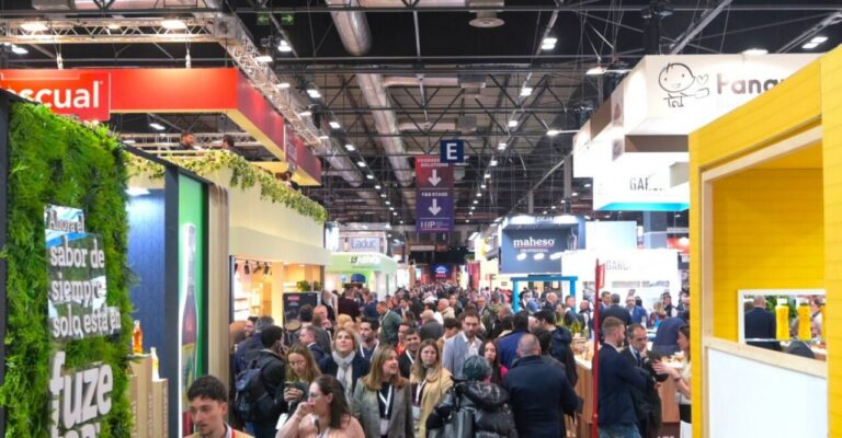 Vista general de la feria HIP 2026 en Ifema Madrid con asistentes y stands