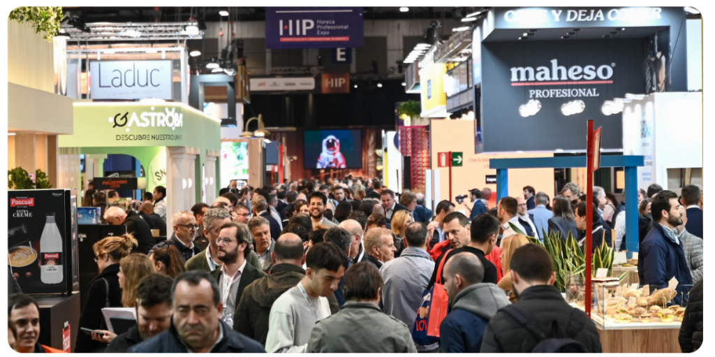 Multitud en el evento HIP 2026 con stands de diferentes marcas