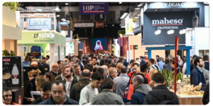 Multitud en el evento HIP 2026 con stands de diferentes marcas