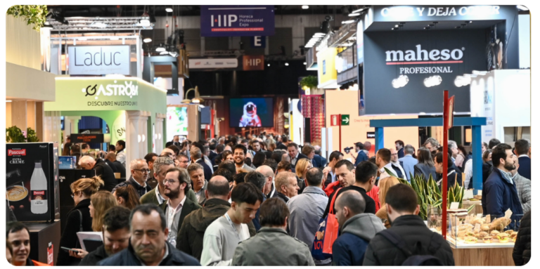 Multitud en el evento HIP 2026 con stands de diferentes marcas