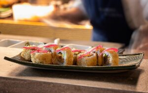 Plato de sushi con influencias mexicanas en Kabuki Madrid