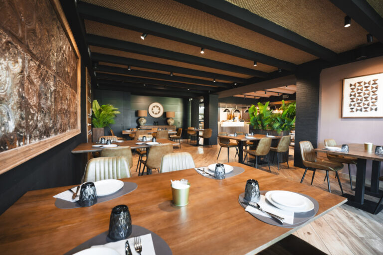 Interior del restaurante Finca Las Nieves by Essentia con mesas y decoración moderna.