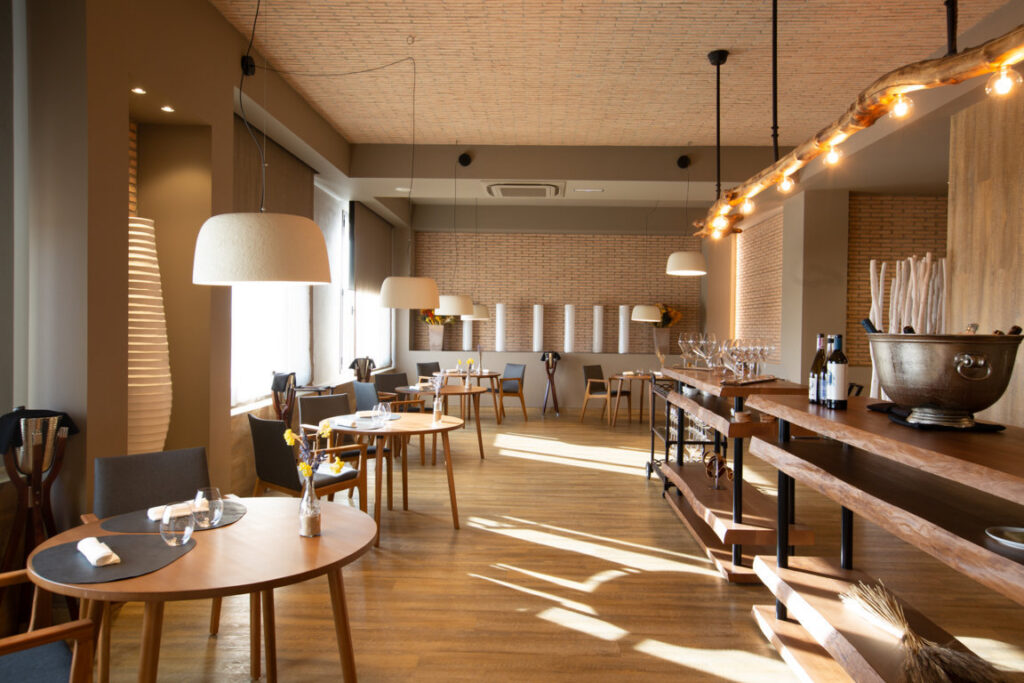 Interior del restaurante Retama en La Caminera Club de Campo