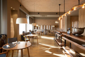 Interior del restaurante Retama en La Caminera Club de Campo