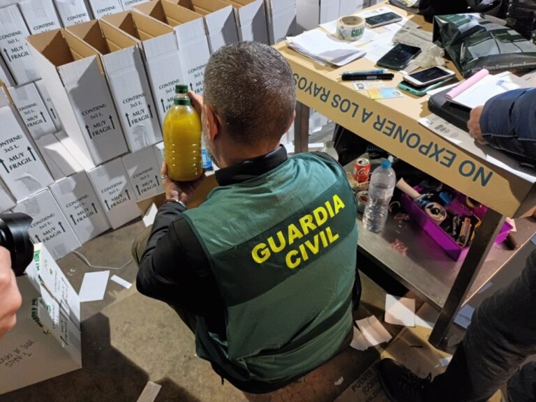 Agente de la Guardia Civil inspeccionando productos en cajas durante una intervención