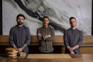 Tres chefs de Kappo posando en el restaurante con fondo elegante.