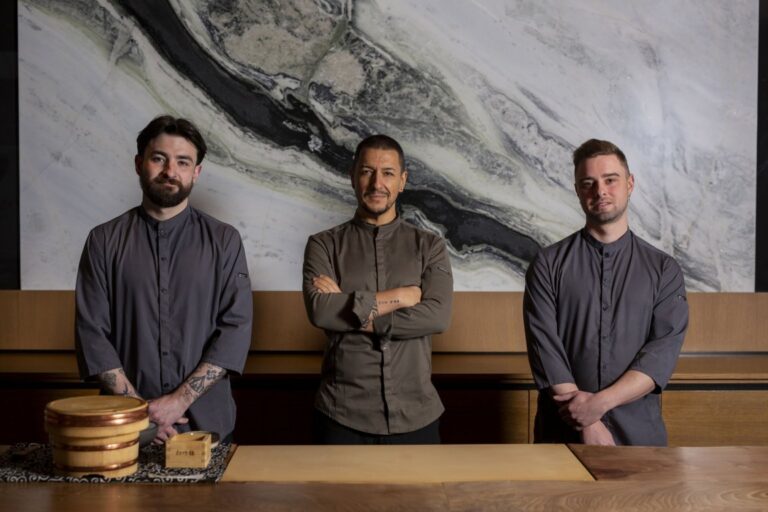 Tres chefs de Kappo posando en el restaurante con fondo elegante.