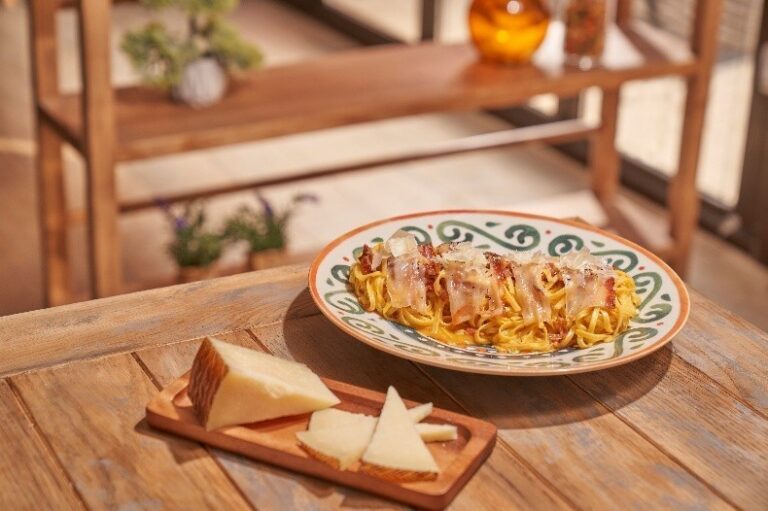 Plato de linguine carbonara con panceta y queso manchego