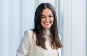 Maite Santayana Bahillo sonriente en el BEC, promocionando Gustoko.