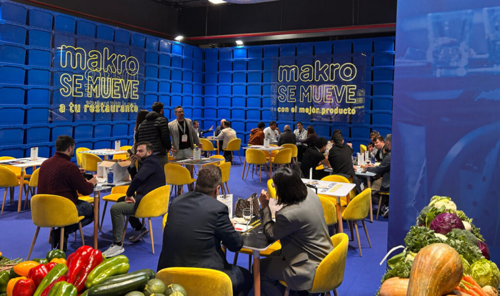 Stand de Makro en HIP 2026 con mesas y productos frescos