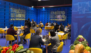 Stand de Makro en HIP 2026 con mesas y productos frescos