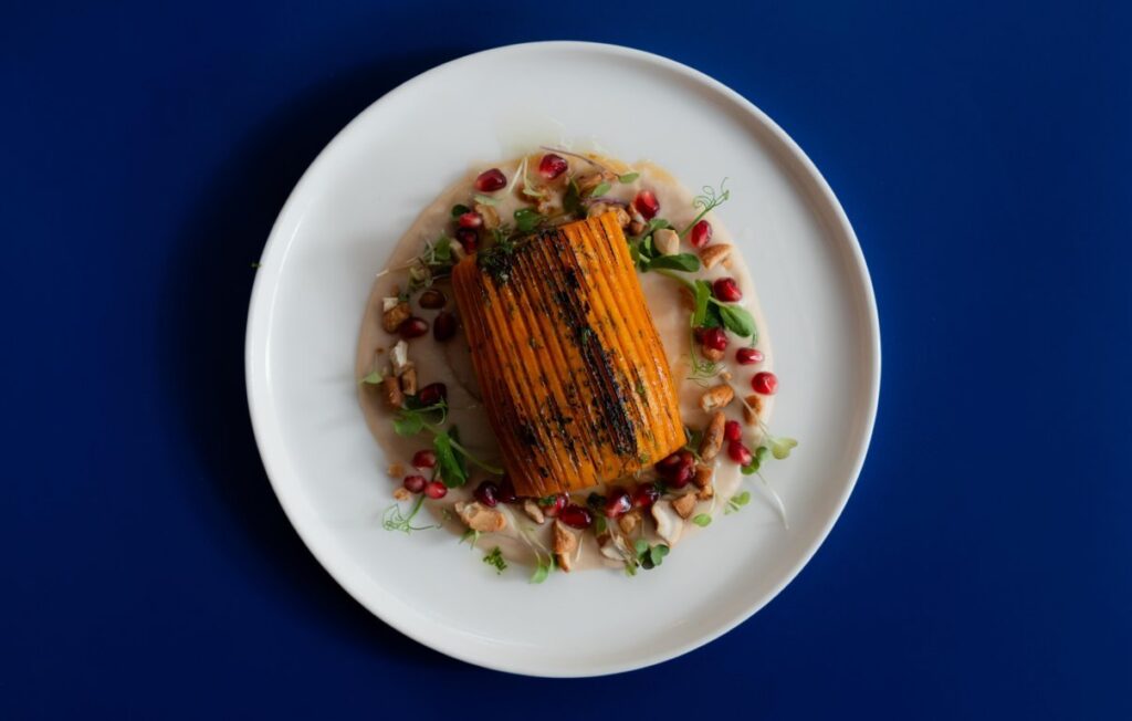 Plato vegetal del restaurante María del Río en Madrid con ingredientes frescos.