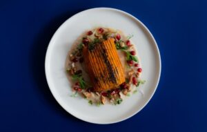 Plato vegetal del restaurante María del Río en Madrid con ingredientes frescos.